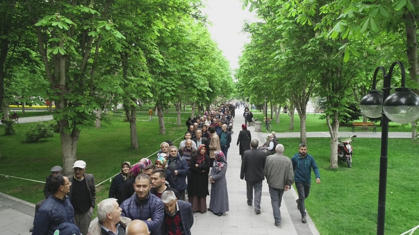 KOCASİNAN’IN ORGANİK DOMATES FİDESİNE VATANDAŞLARDAN BÜYÜK İLGİ