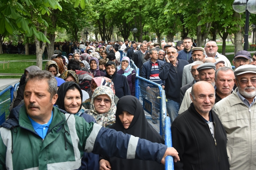 KOCASİNAN’IN ORGANİK DOMATES FİDESİNE VATANDAŞLARDAN BÜYÜK İLGİ