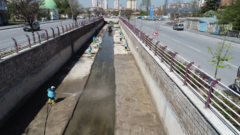 KOCASİNAN BELEDİYESİ İLÇE GENELİNDEKİ TÜM KANALLARI TEMİZLEYİP, İLAÇLIYOR