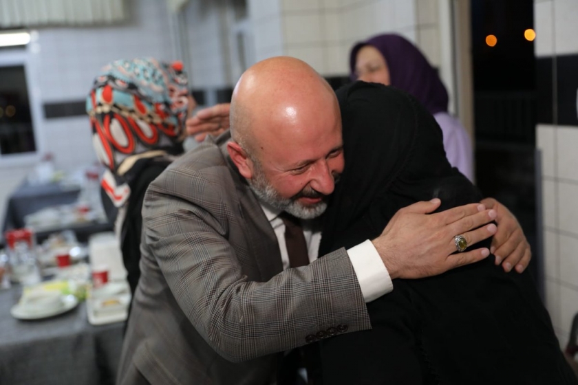 BAŞKAN ÇOLAKBAYRAKDAR İFTARINI HUZUREVİ SAKİNLERİYLE AÇTI