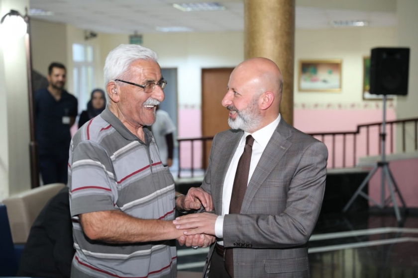 BAŞKAN ÇOLAKBAYRAKDAR İFTARINI HUZUREVİ SAKİNLERİYLE AÇTI