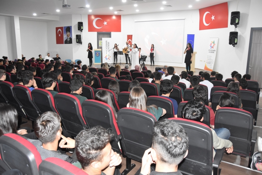 KOCASİNANLI ÇOCUKLAR VATAN VE MİLLET SEVGİSİYLE YARIŞTILAR