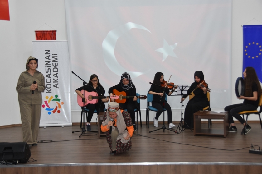 KOCASİNANLI ÇOCUKLAR VATAN VE MİLLET SEVGİSİYLE YARIŞTILAR