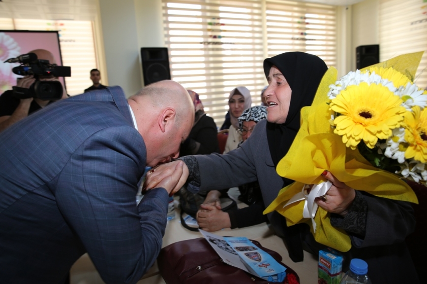 ÇOLAKBAYRAKDAR ÇİFTİNE KADINLARDAN SEVGİ SELİ 