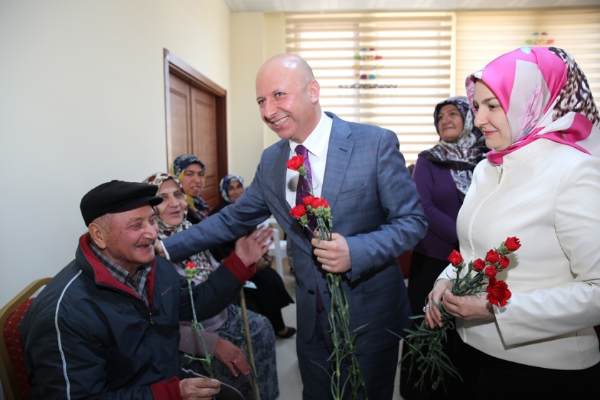 ÇOLAKBAYRAKDAR ÇİFTİNE KADINLARDAN SEVGİ SELİ 
