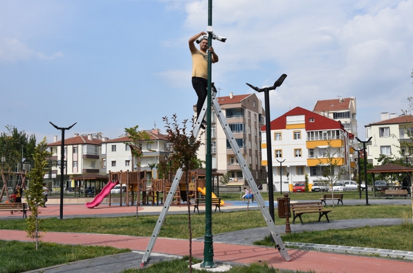  KOCASİNAN’DA PARKLAR DAHA GÜVENLİ VE DAHA HUZURLU