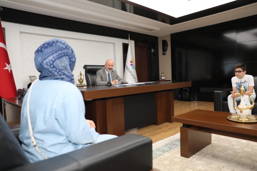 BAŞKAN ÇOLAKBAYRAKDAR, BAŞARILI ÖĞRENCİLERİ ÖDÜLLENDİRDİ