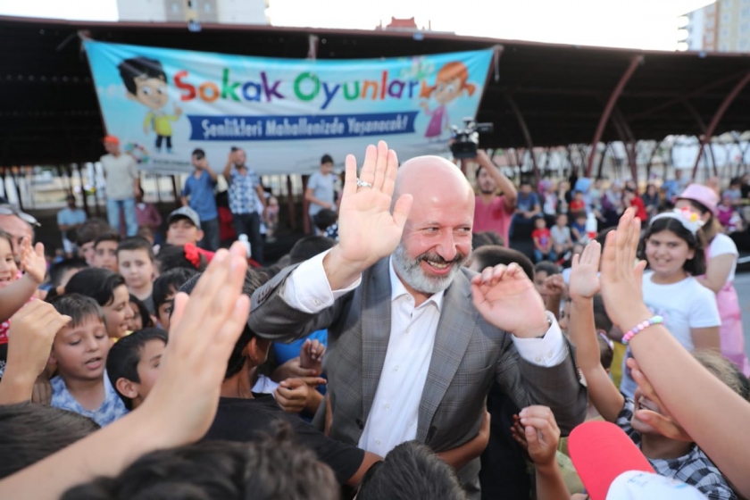 BAŞKAN ÇOLAKBAYRAKDAR’A ÇOCUKLARDAN SEVGİ SELİ