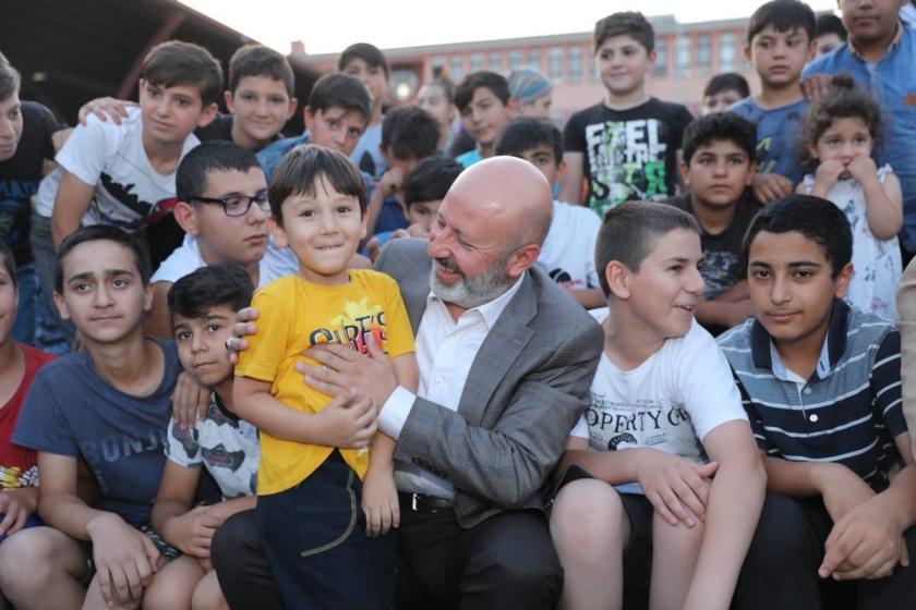 BAŞKAN ÇOLAKBAYRAKDAR’A ÇOCUKLARDAN SEVGİ SELİ