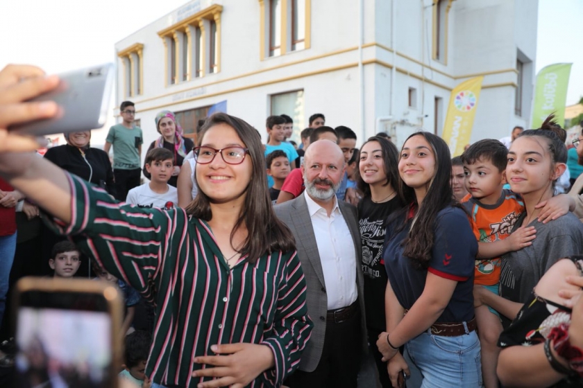 BAŞKAN ÇOLAKBAYRAKDAR’A ÇOCUKLARDAN SEVGİ SELİ