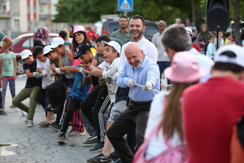KOCASİNANDA COŞKU SOKAĞA TAŞTI
