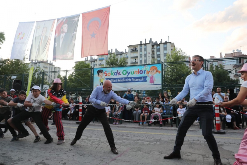 KOCASİNANDA COŞKU SOKAĞA TAŞTI