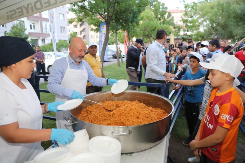 KOCASİNANDA COŞKU SOKAĞA TAŞTI