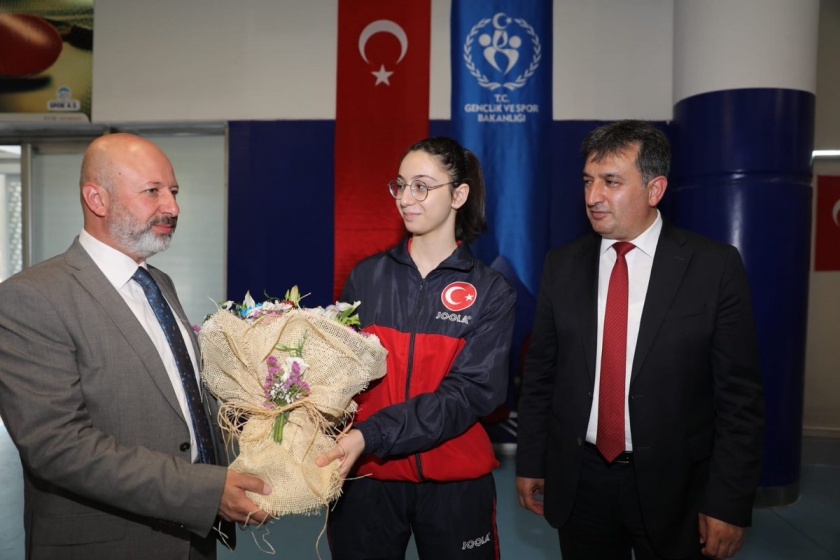 KOCASİNAN’IN MİLLİ SPORCUSU ÖZGE YILMAZ’IN BÜYÜK BAŞARISI
