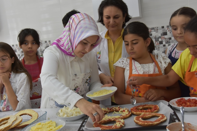 KOCASİNAN’DA GELECEĞİN AŞÇILARI HEM ÖĞRENİYOR HEM EĞLENİYOR