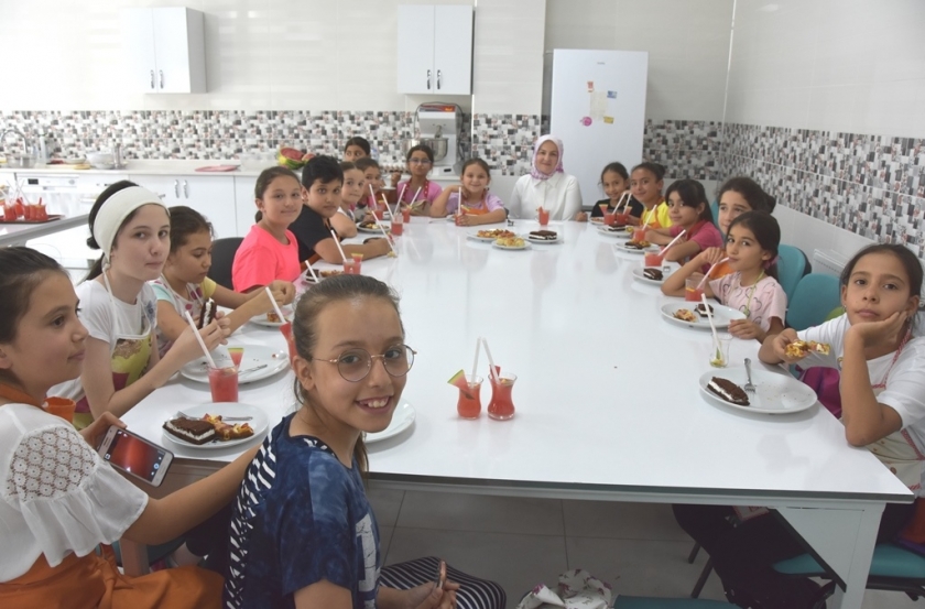 KOCASİNAN’DA GELECEĞİN AŞÇILARI HEM ÖĞRENİYOR HEM EĞLENİYOR