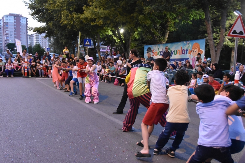 KOCASİNAN SOKAKLARINDA ÇOCUK OLMANIN TADI BİR BAŞKA