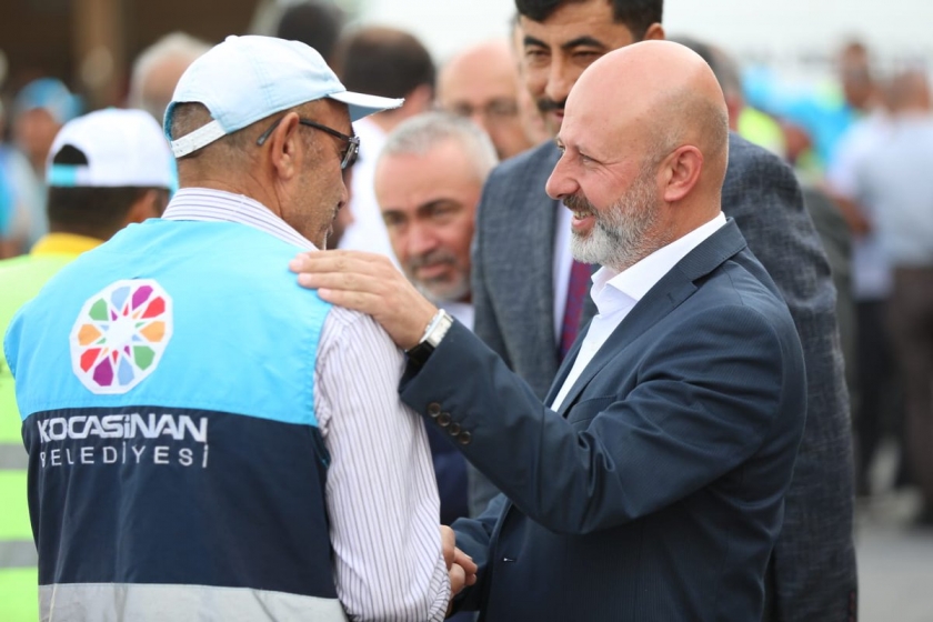 KOCASİNAN’DA HUZURLU BAYRAMIN KAHRAMANLARIYLA COŞKULU BAYRAMLAŞMA