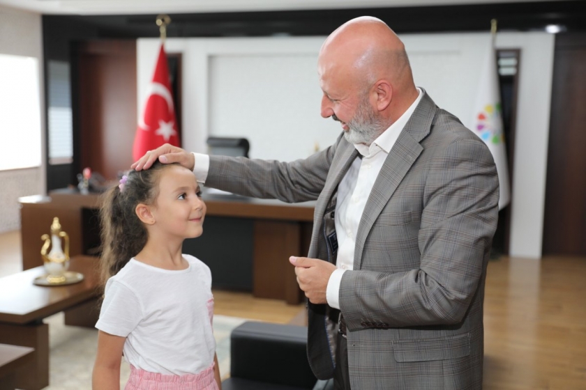KOCASİNANLI MİNİK MİNA’NIN HAYALLERİ; BAŞKAN AMCA İLE GERÇEKLEŞİYOR