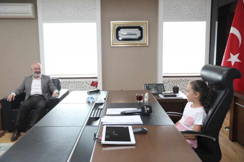 KOCASİNANLI MİNİK MİNA’NIN HAYALLERİ; BAŞKAN AMCA İLE GERÇEKLEŞİYOR