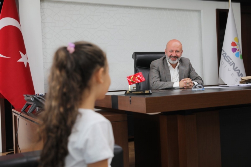 KOCASİNANLI MİNİK MİNA’NIN HAYALLERİ; BAŞKAN AMCA İLE GERÇEKLEŞİYOR