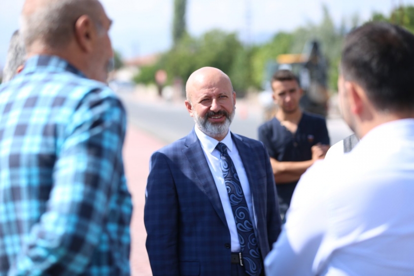 KOCASİNAN BELEDİYESİ, 5 MAHALLEYİ BİRBİRİNE BAĞLAYAN YOLU YENİLİYOR