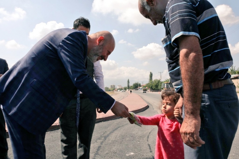 KOCASİNAN BELEDİYESİ, 5 MAHALLEYİ BİRBİRİNE BAĞLAYAN YOLU YENİLİYOR