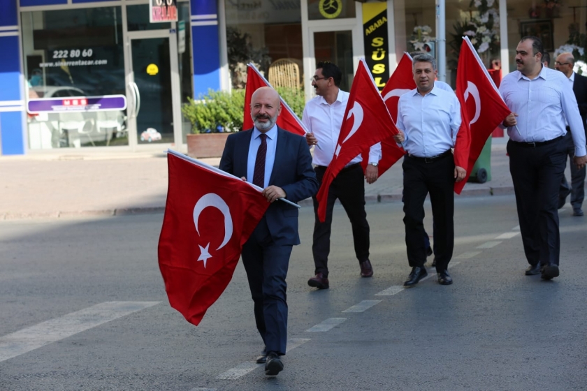 BAŞKAN ÇOLAKBAYRAKDAR, VATANDAŞLARA TÜRK BAYRAĞI HEDİYE ETTİ