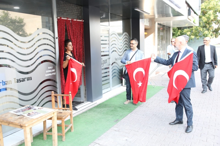 BAŞKAN ÇOLAKBAYRAKDAR, VATANDAŞLARA TÜRK BAYRAĞI HEDİYE ETTİ