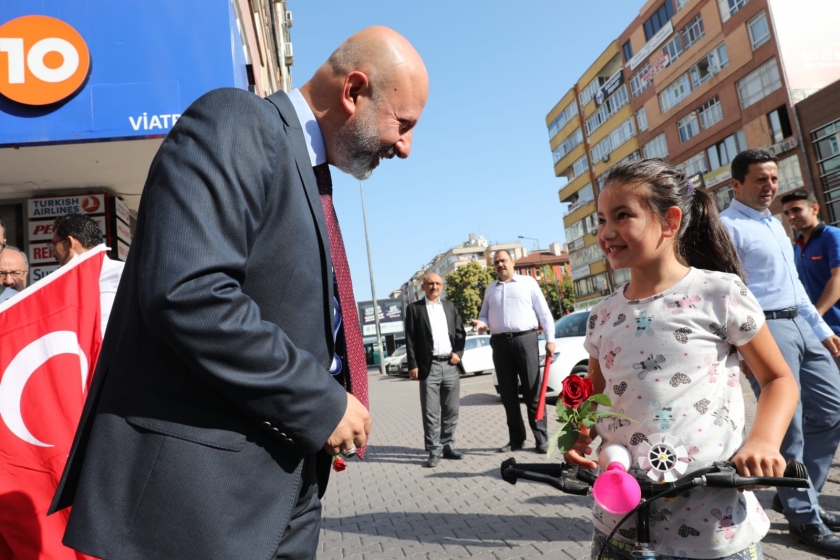 BAŞKAN ÇOLAKBAYRAKDAR, VATANDAŞLARA TÜRK BAYRAĞI HEDİYE ETTİ