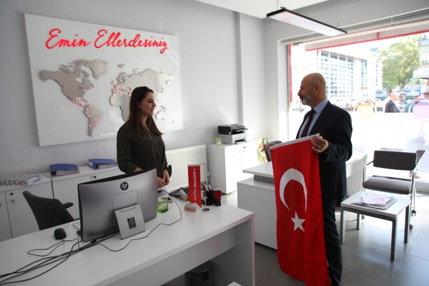 BAŞKAN ÇOLAKBAYRAKDAR, VATANDAŞLARA TÜRK BAYRAĞI HEDİYE ETTİ