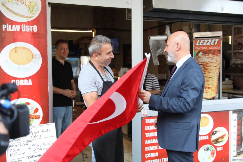 BAŞKAN ÇOLAKBAYRAKDAR, VATANDAŞLARA TÜRK BAYRAĞI HEDİYE ETTİ