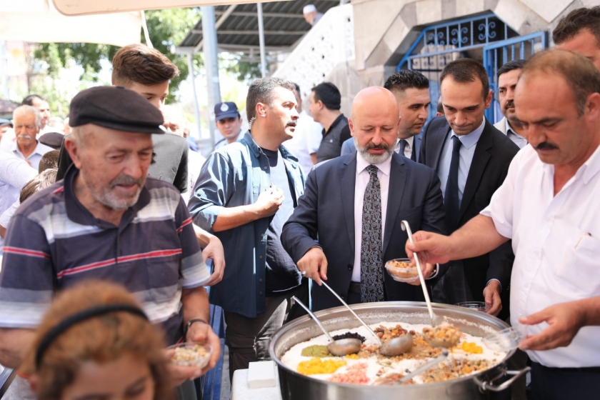 KOCASİNAN’DA VATANDAŞLARA BEREKETİN SİMGESİ AŞURE İKRAM EDİLDİ