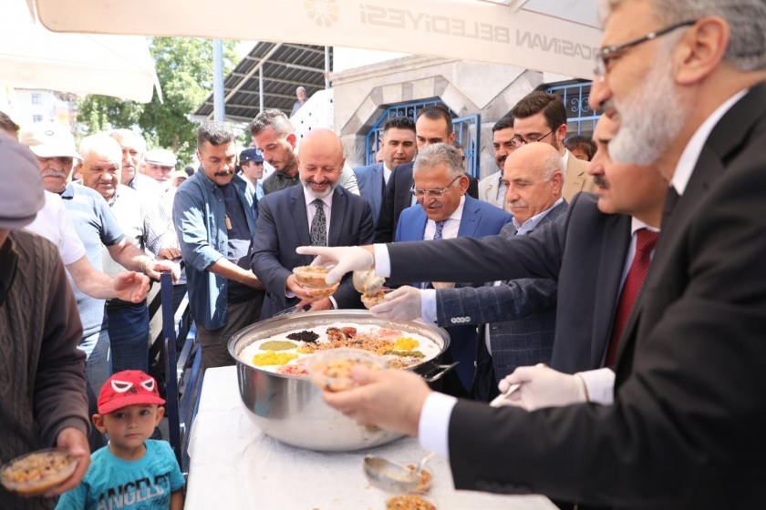 KOCASİNAN’DA VATANDAŞLARA BEREKETİN SİMGESİ AŞURE İKRAM EDİLDİ