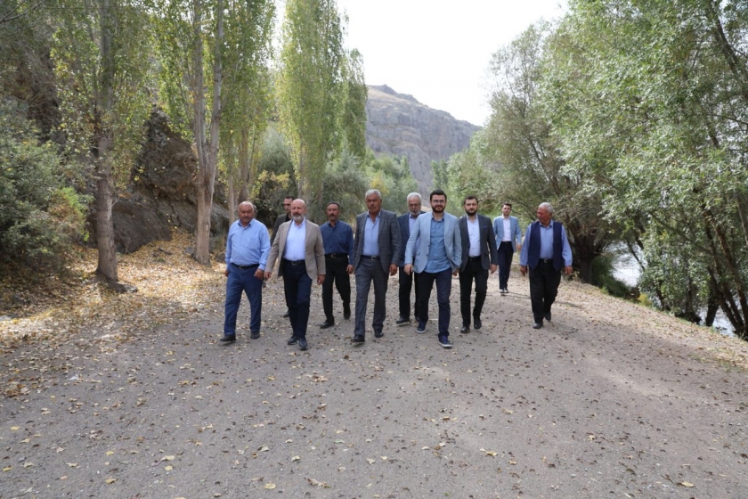 BAŞKAN ÇOLAKBAYRAKDARDAN KIRSALA HİZMET ATAĞI