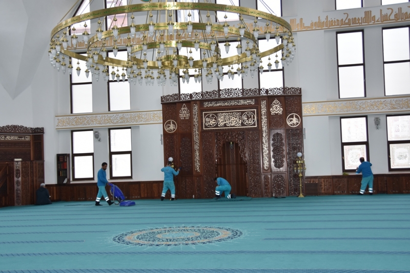 KOCASİNAN BELEDİYESİ CAMİ TEMİZLEME EKİBİNDEN TEMİZLİK SEFERBERLİĞİ