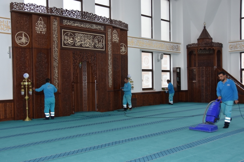 KOCASİNAN BELEDİYESİ CAMİ TEMİZLEME EKİBİNDEN TEMİZLİK SEFERBERLİĞİ