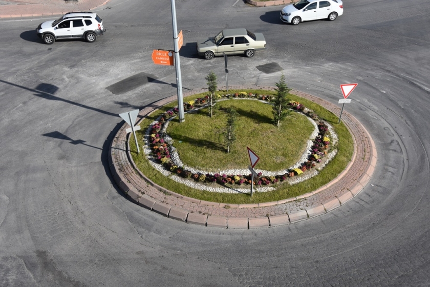 KOCASİNAN’DA ESTETİK GÖRÜNÜMLÜ KAVŞAKLAR GÖZ DOLDURUYOR