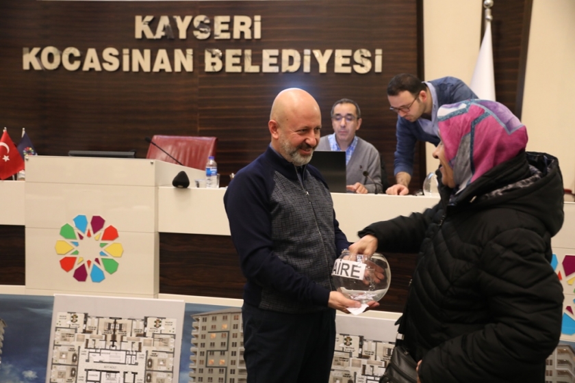 BAŞKAN ÇOLAKBAYRAKDAR, “KOCASİNAN’IN KENTSEL DÖNÜŞÜM PROJELERİ MUTLULUĞA DÖNÜŞÜYOR”