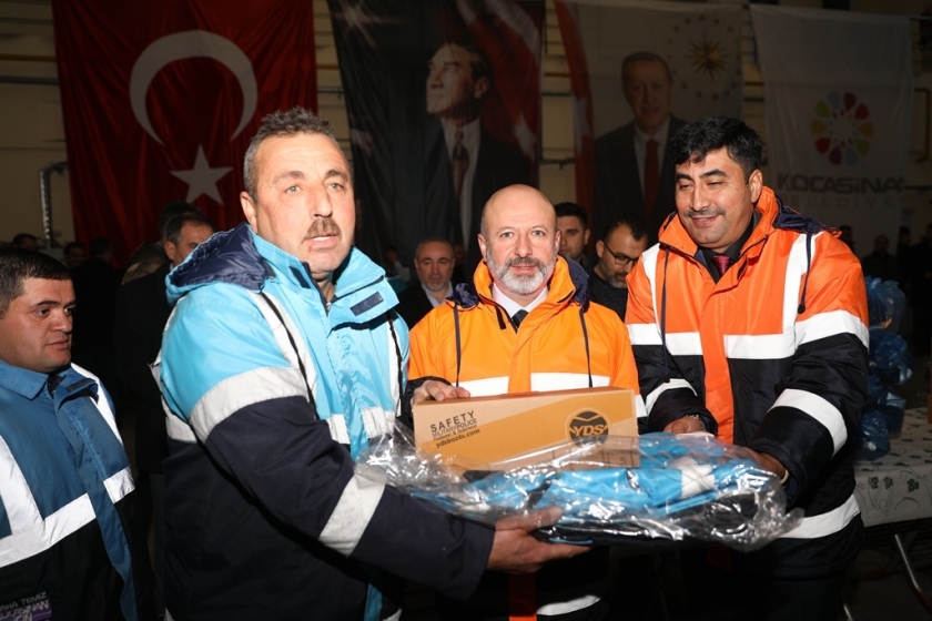 BAŞKAN ÇOLAKBAYRAKDAR, DAHA KALİTELİ HİZMET İÇİN İŞÇİLERE KIŞLIK KIYAFET DAĞITTI