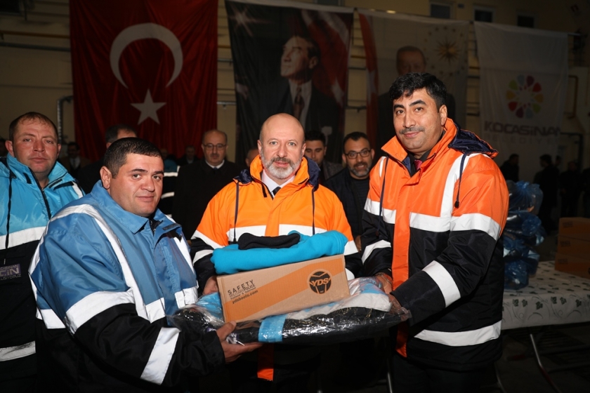 BAŞKAN ÇOLAKBAYRAKDAR, DAHA KALİTELİ HİZMET İÇİN İŞÇİLERE KIŞLIK KIYAFET DAĞITTI