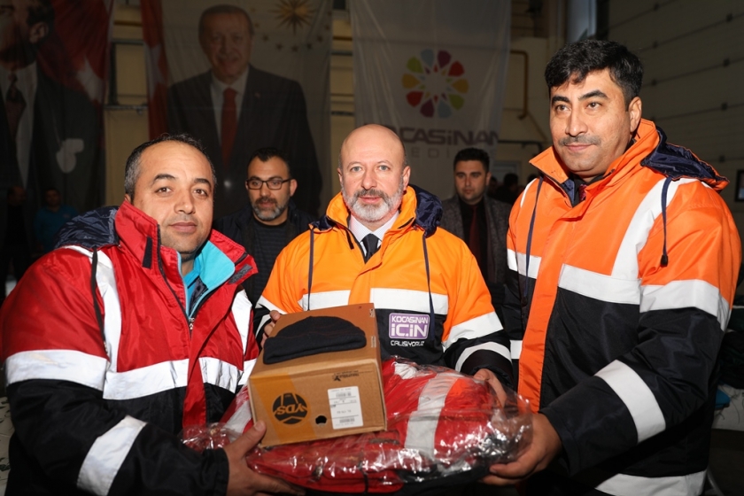 BAŞKAN ÇOLAKBAYRAKDAR, DAHA KALİTELİ HİZMET İÇİN İŞÇİLERE KIŞLIK KIYAFET DAĞITTI