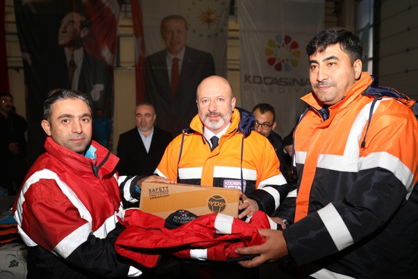 BAŞKAN ÇOLAKBAYRAKDAR, DAHA KALİTELİ HİZMET İÇİN İŞÇİLERE KIŞLIK KIYAFET DAĞITTI