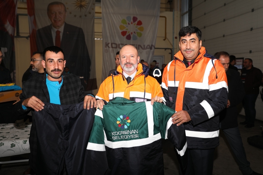 BAŞKAN ÇOLAKBAYRAKDAR, DAHA KALİTELİ HİZMET İÇİN İŞÇİLERE KIŞLIK KIYAFET DAĞITTI