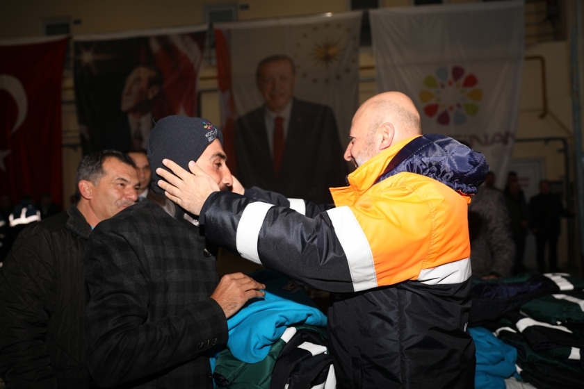 BAŞKAN ÇOLAKBAYRAKDAR, DAHA KALİTELİ HİZMET İÇİN İŞÇİLERE KIŞLIK KIYAFET DAĞITTI