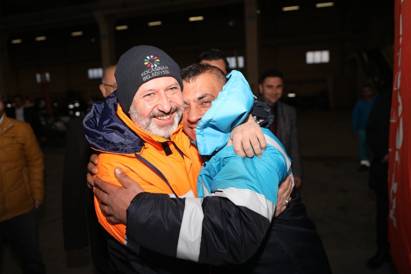 BAŞKAN ÇOLAKBAYRAKDAR, DAHA KALİTELİ HİZMET İÇİN İŞÇİLERE KIŞLIK KIYAFET DAĞITTI