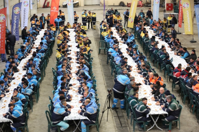 BAŞKAN ÇOLAKBAYRAKDAR, DAHA KALİTELİ HİZMET İÇİN İŞÇİLERE KIŞLIK KIYAFET DAĞITTI