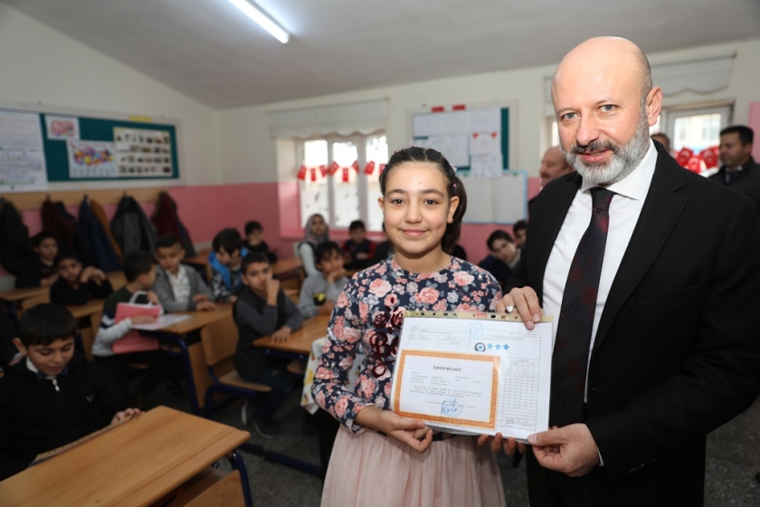 BAŞKAN ÇOLAKBAYRAKDAR, ÖĞRENCİLERİN KARNE SEVİNCİNE ORTAK OLDU