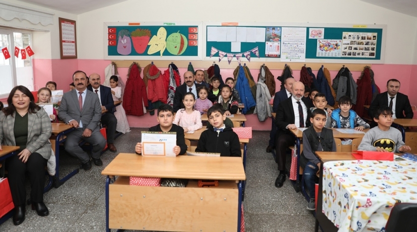 BAŞKAN ÇOLAKBAYRAKDAR, ÖĞRENCİLERİN KARNE SEVİNCİNE ORTAK OLDU