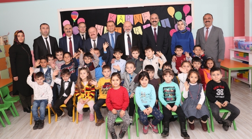 BAŞKAN ÇOLAKBAYRAKDAR, ÖĞRENCİLERİN KARNE SEVİNCİNE ORTAK OLDU